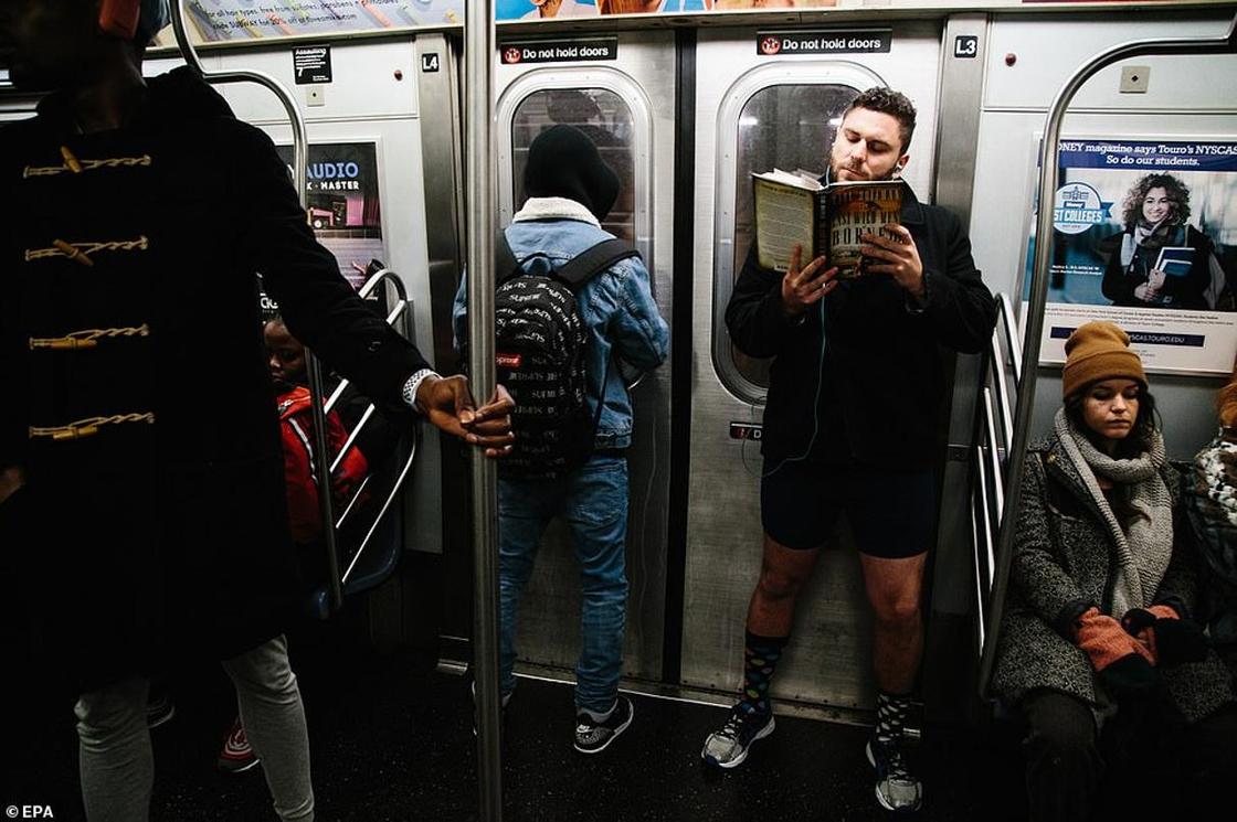 Пассажиры метро по всему миру массово сняли штаны