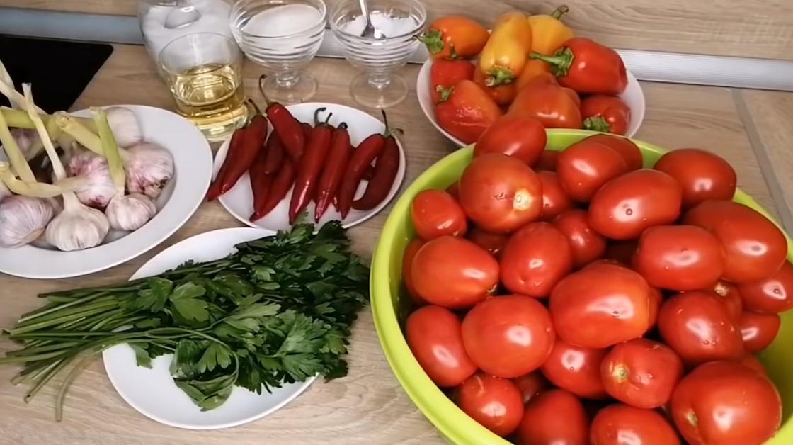 Чеснок, перец острый, перец болгарский, помидоры и другие ингредиенты для аджики