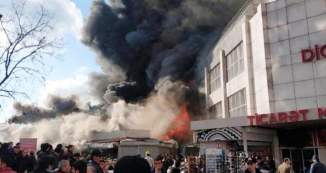 Крупный торговый центр загорелся в Азербайджане