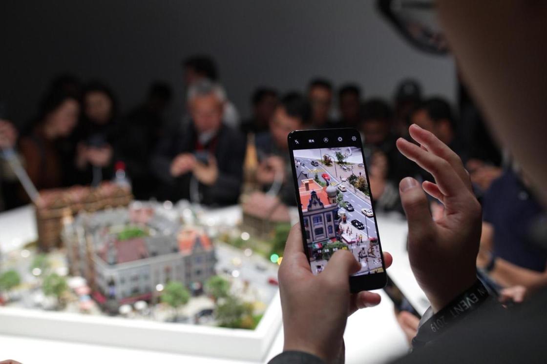 Oppo представила первый в мире смартфон 5G