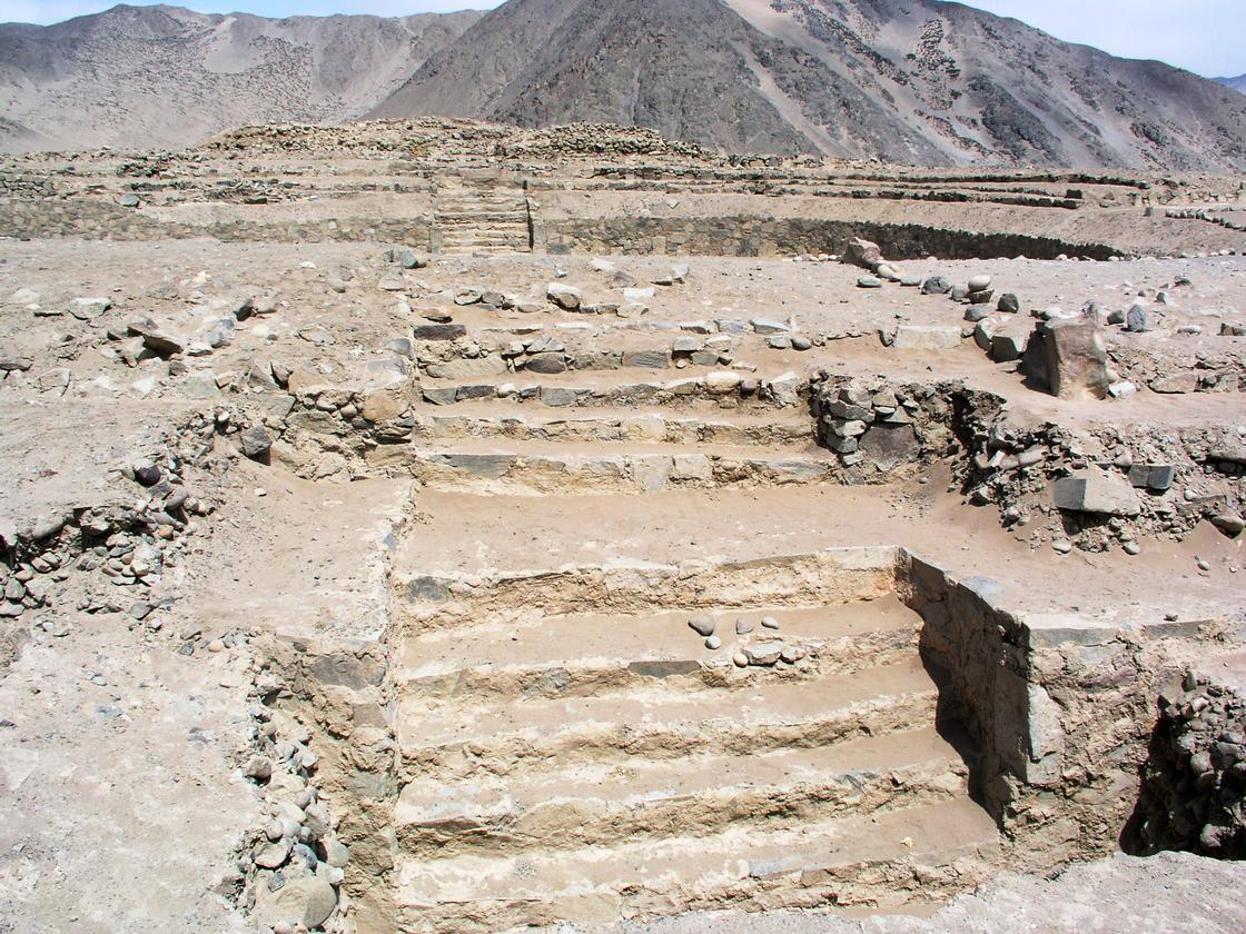 Развалины пирамиды на фоне гор