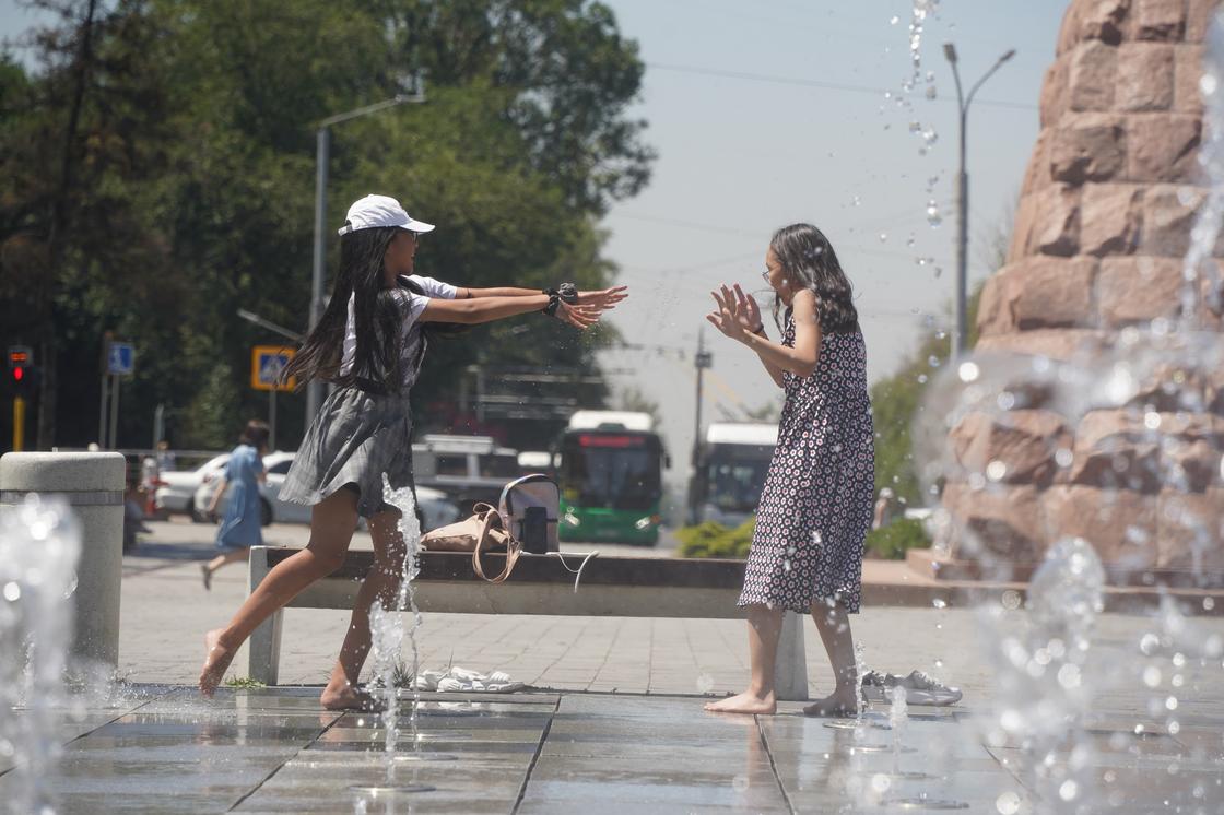 Девочки брызгаются водой возле фонтанов