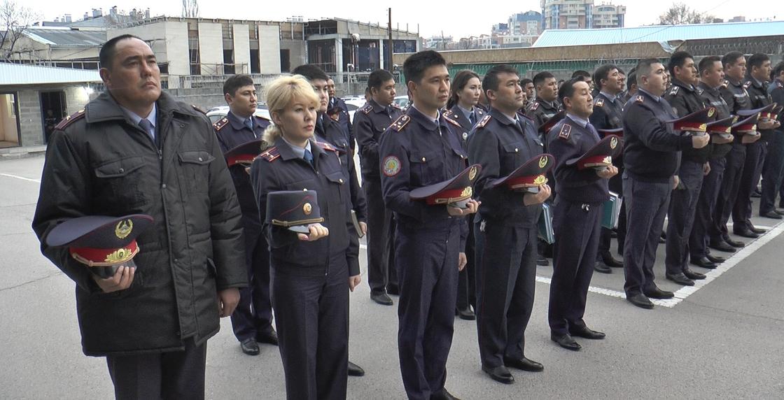 Полицейские Алматы почтили память погибшего в Атырау коллеги (фото)