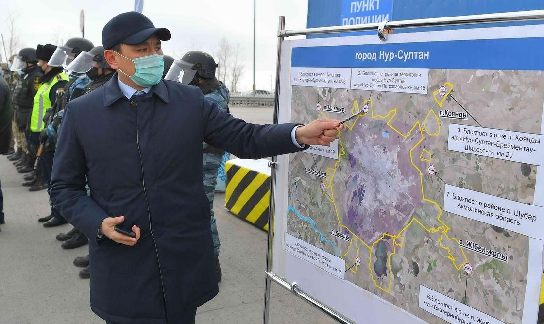 "Надо быть готовыми ко всему": Токаев лично проверил блокпост на въезде в Нур-Султан (фото)