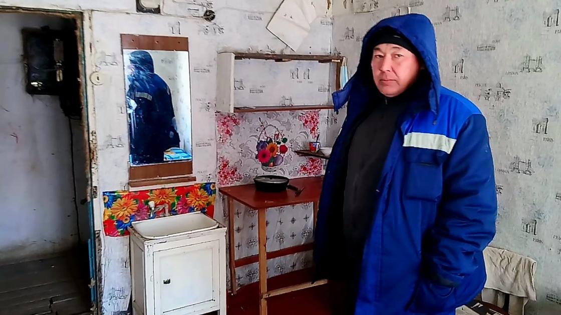 "Мне идти некуда": мужчина продолжает жить в доме с обрушенной крышей в Уральске (фото)