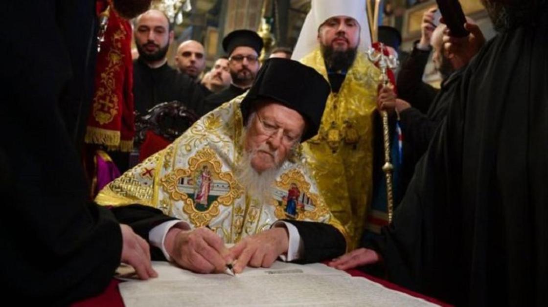 В Стамбуле подписали томос об автокефалии украинской церкви