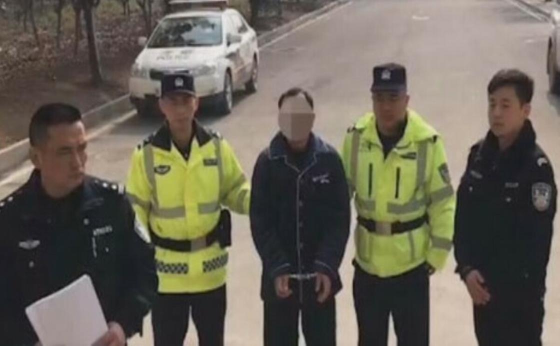 Немересіне қоғамдық көлікті басқаруға рұқсат берген атай ұсталды Немересіне қоғамдық көлікті басқаруға рұқсат берген атай ұсталды