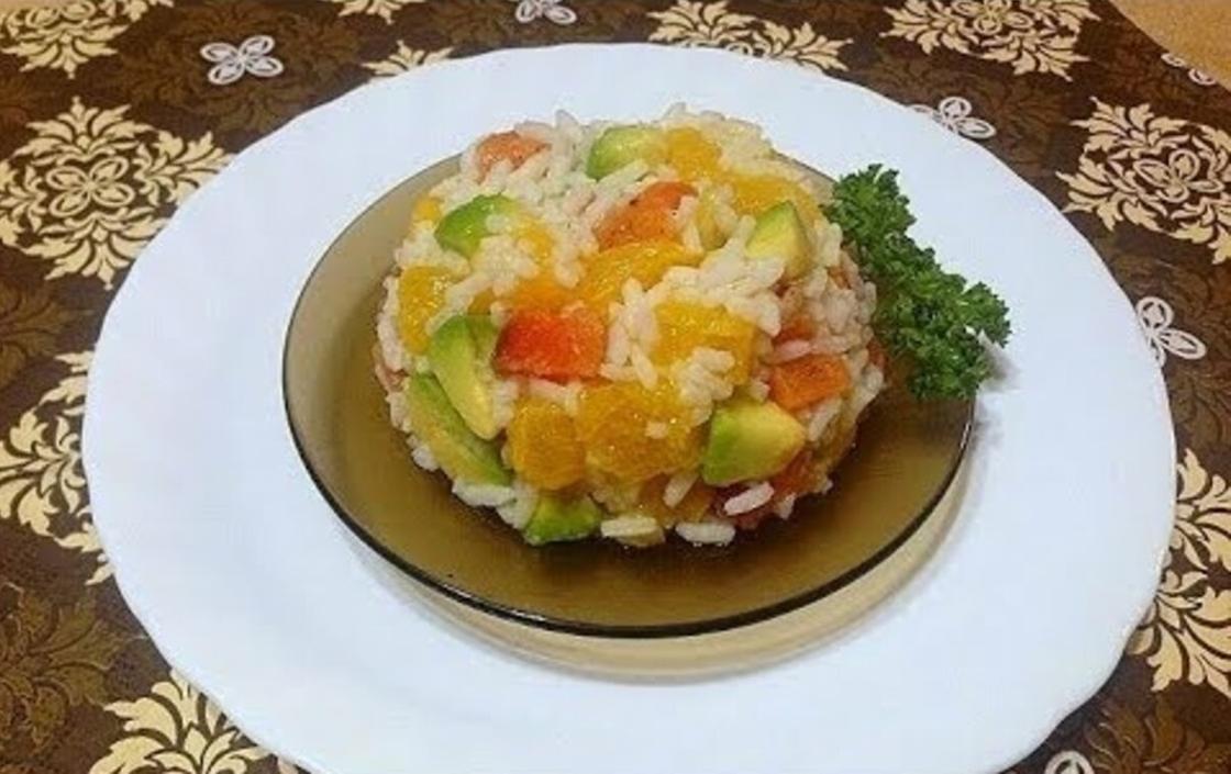 Азиатский салат с рисом и лососем на тарелке