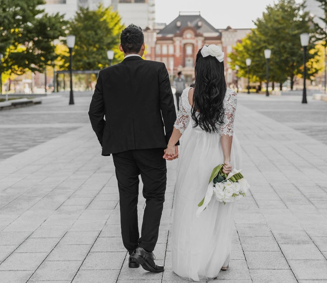 Жених и невеста идут по улице