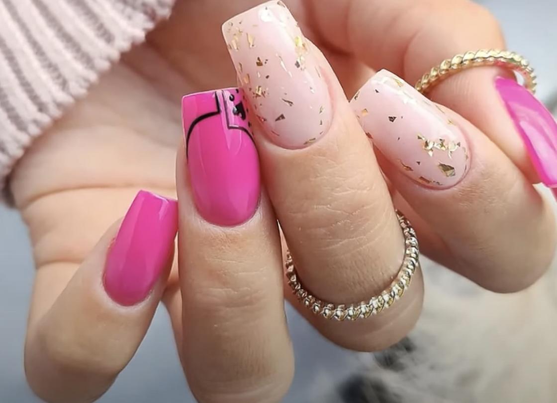 Розовый цвет Барби, нюдовые ногти и кусочки фольги