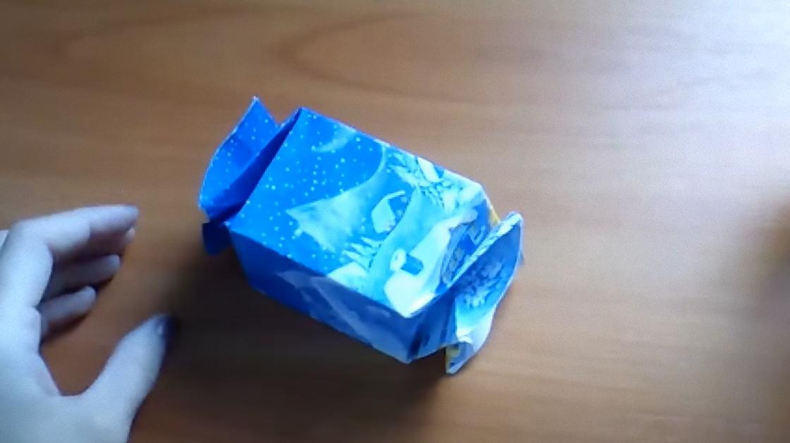 Синяя коробочка-конфета из бумаги