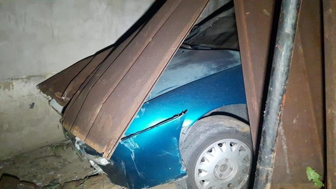 «Жена дернула руль»: автомобиль сбил 63-летнего мужчину и врезался в дом в Алматы