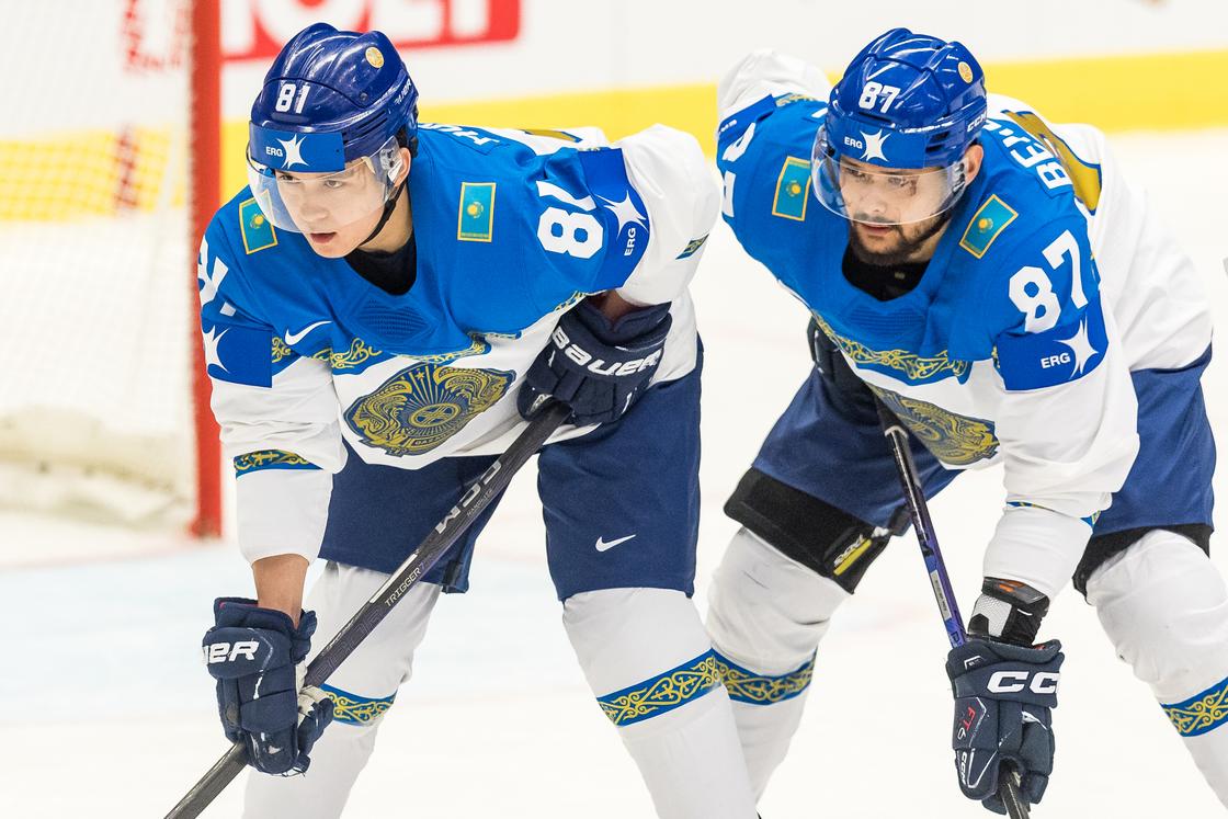 Казахстанские хоккеисты Батырлан Муратов и Адиль Бекетаев (слева направо)