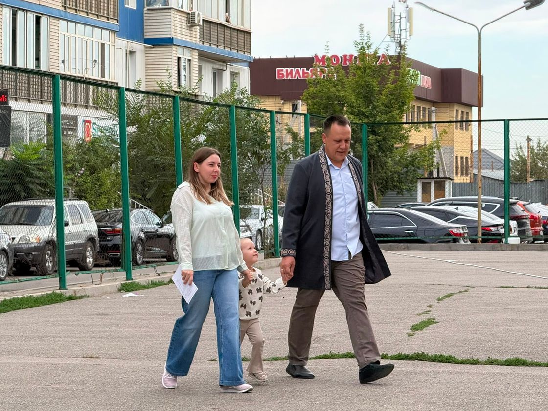 әуе шарымен ұшып келген отбасы