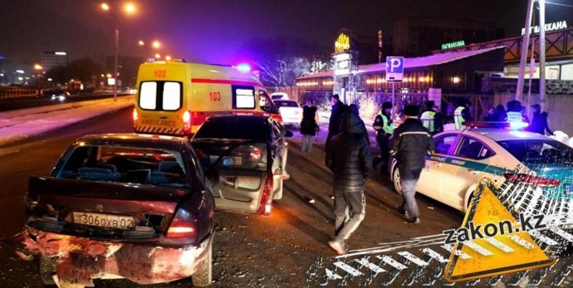 Драка девушек стала причиной массовой аварии в Алматы (фото)