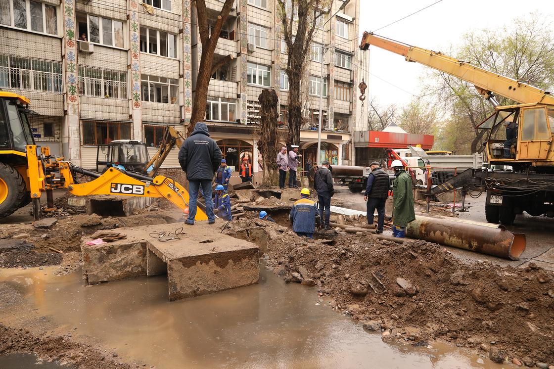 Что происходит на месте порыва тепломагистрали в Алматы (фото)