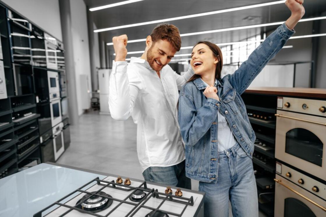 Мужчина и женщина радуются покупке бытовой техники