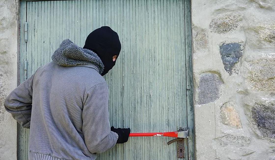 Двое разбойников с ножами напали на магазин в Жезказгане Двое разбойников с ножами напали на магазин в Жезказгане