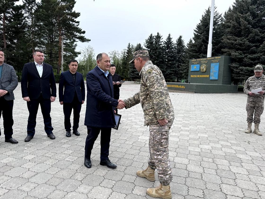 Канат Дузелбаев вручил военнослужащим награды