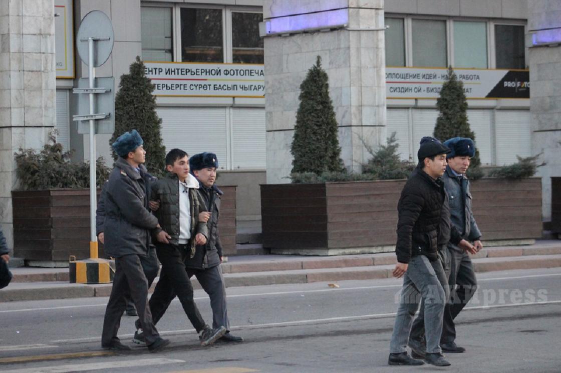 Собаки и водометы: как разгоняли митингующих в Бишкеке