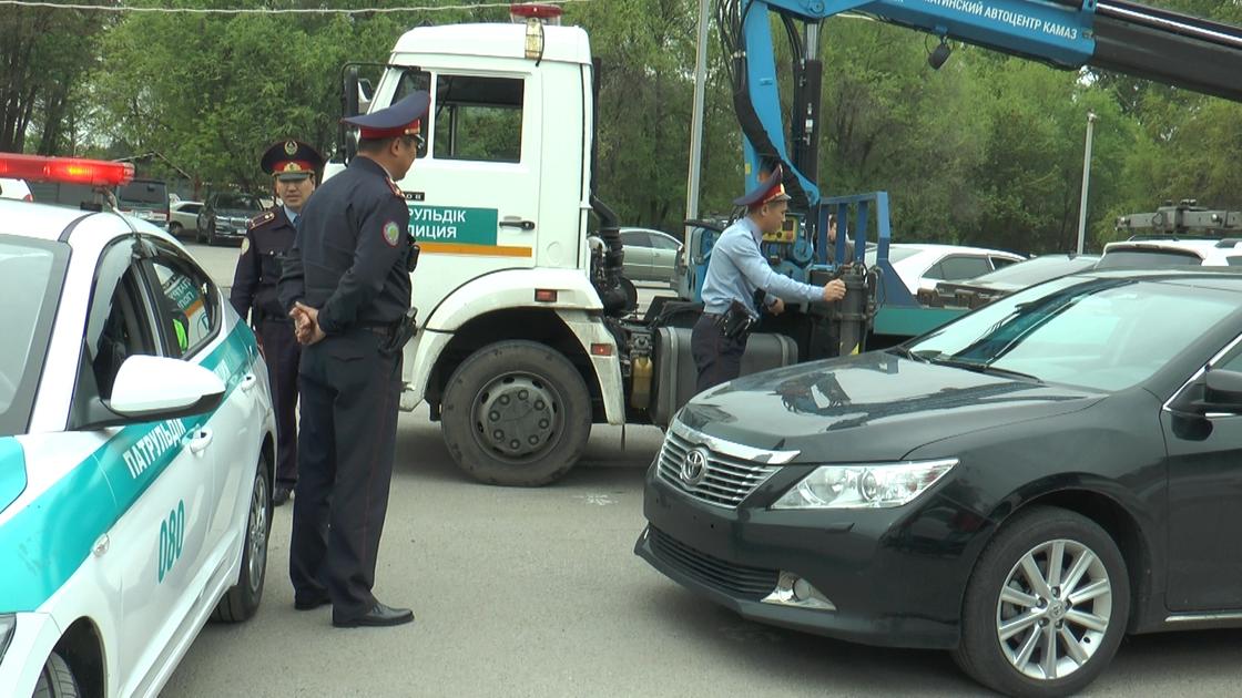 Водитель «Тойота Камри» ездил без номеров в Алматы