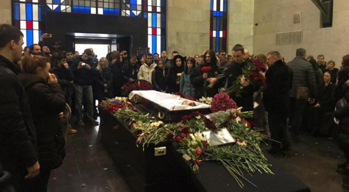 Сотни людей пришли чтобы проститься с Децлом в Москве (фото, видео) Сотни людей пришли чтобы проститься с Децлом в Москве (фото, видео)