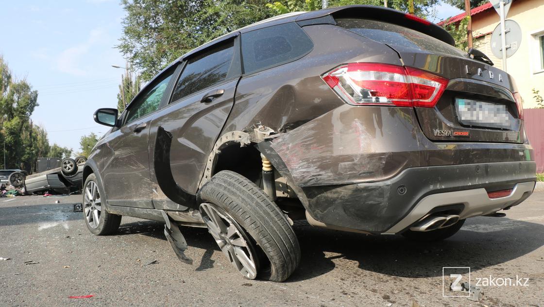 Поврежденный автомобиль на дороге в Алматы