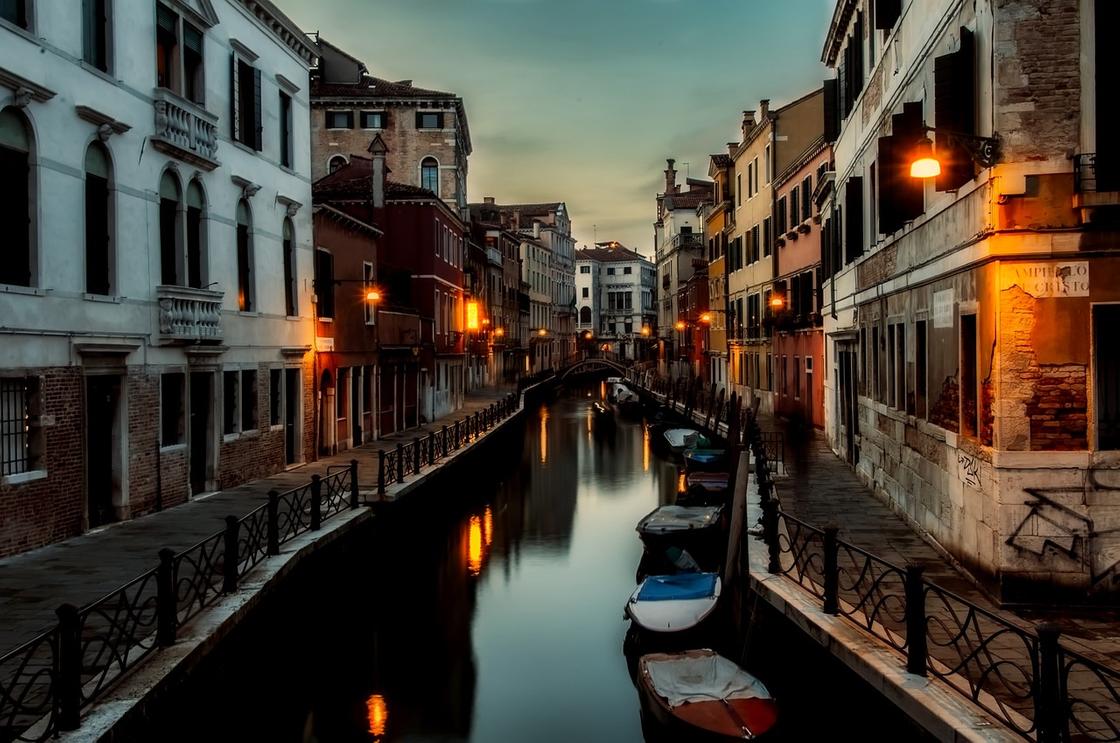 Канал вдоль жилых домов в Венеции
