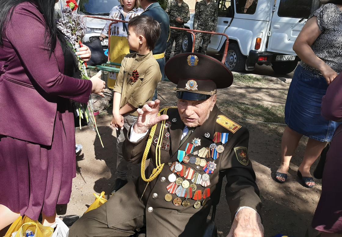Старейшего ветерана войны поздравили с оркестром в Уральске (фото, видео)