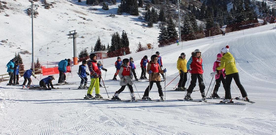 800 детей прошли обучение основам катания на горных лыжах на Шымбулаке (фото)