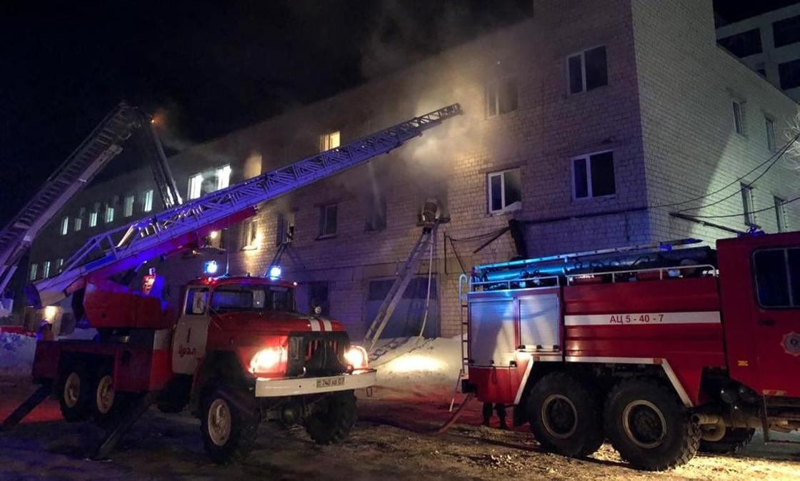 Три женщины отравились угарным газом при пожаре на комбинате в Уральске