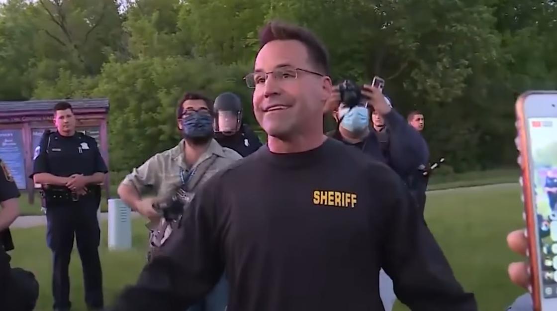 Шериф снял обмундирование и присоединился к протестам в США (видео)