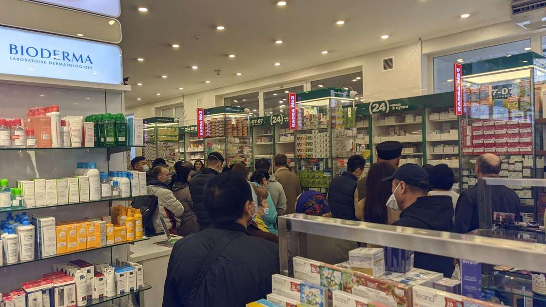 Ажиотаж начался в аптеках Алматы, очереди прямо на проезжей части (фото)