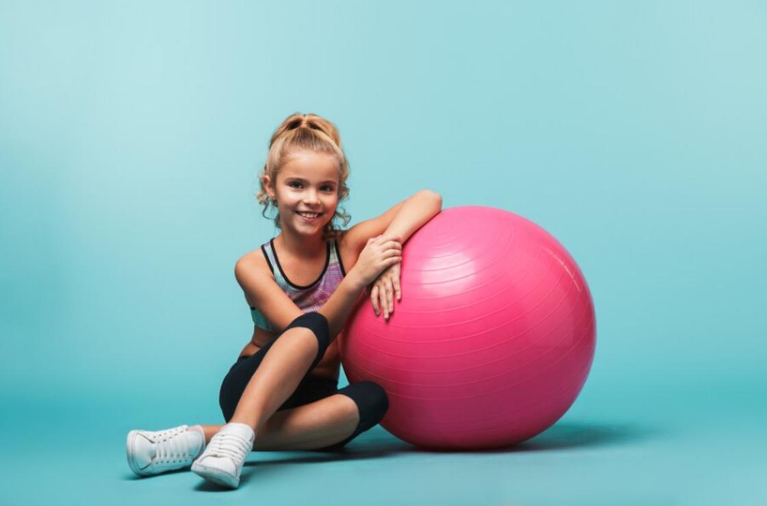 Девочка с гимнастическим мячом