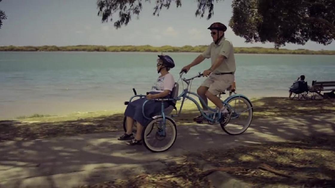 "Это не бремя, а радость": мужчина изобрел кресло ради прогулок с больной супругой (видео)