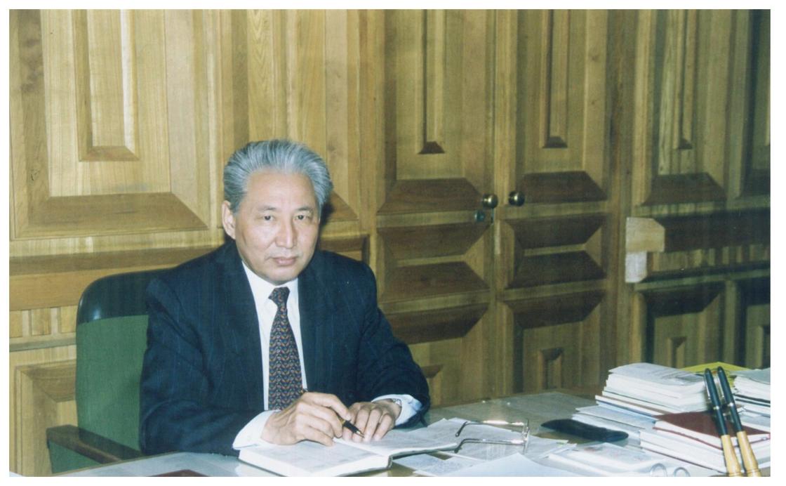 Фото: sagadiev.com. Ұлттық ғылым академиясяның президенті К.Ә.Сағадиев жұмыс орнында,1994 жыл