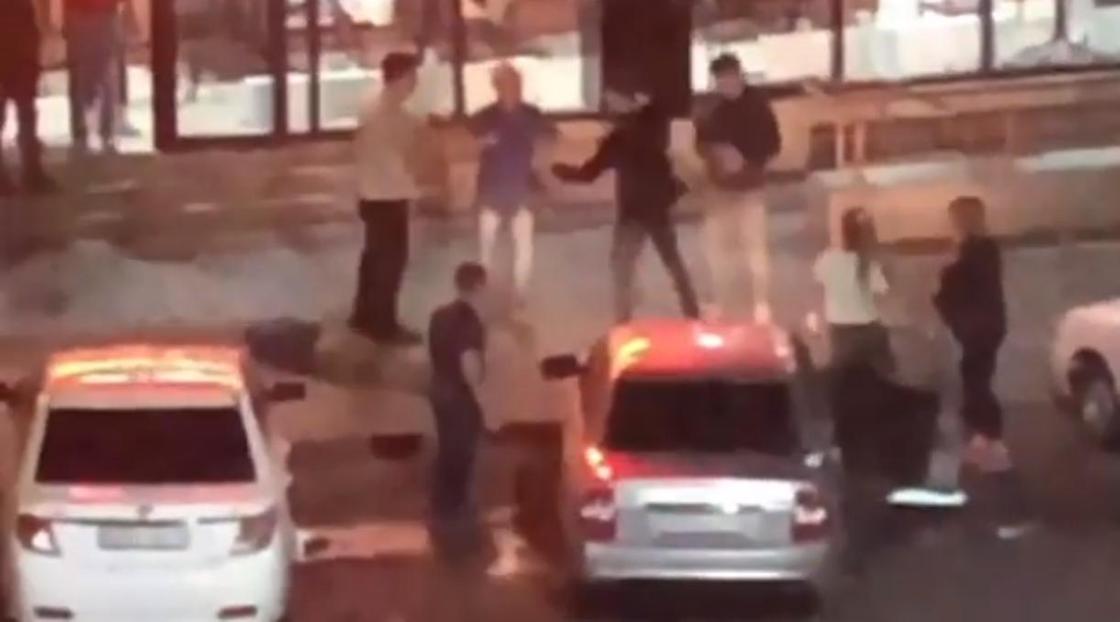 Драка у входа в кафе попала на видео в Павлодаре