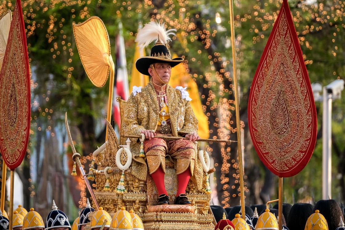 Король Таиланда самоизолировался за границей с десятками наложниц