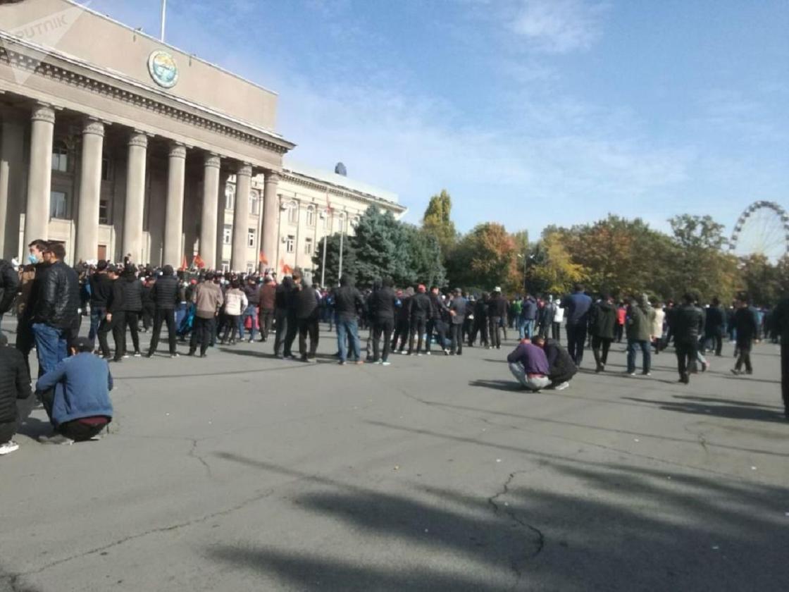 Сторонники Жапарова собрались перед Домом правительства в Бишкеке