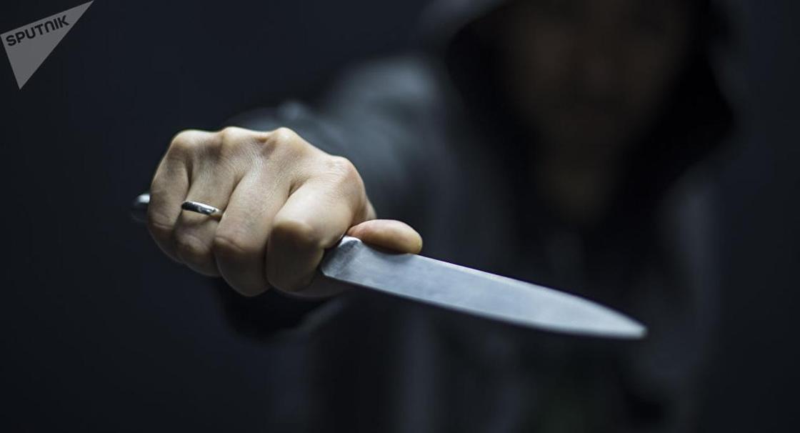 Незнакомец напал с ножом на отца и сына в Текели: один раненый не выжил