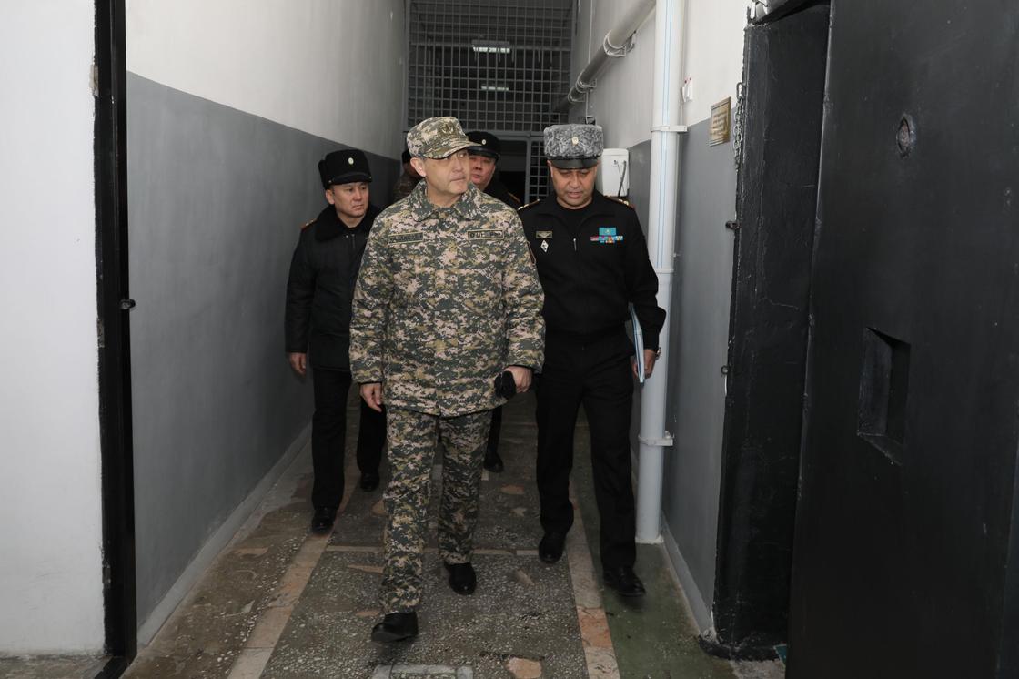 Министр обороны проинспектировал воинские части и учреждения Акмолинского гарнизона