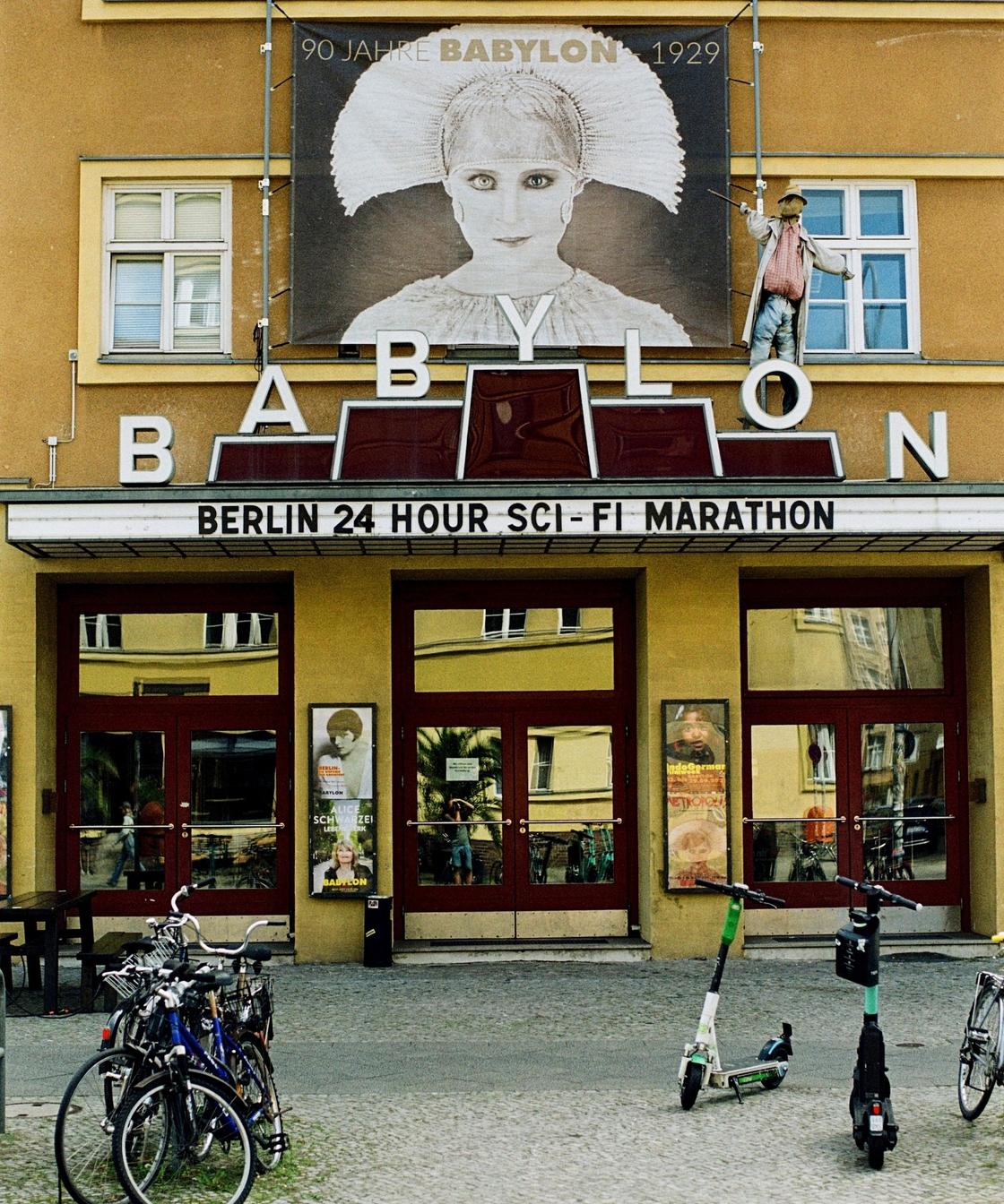 Афиша винтажного артхаусного фильма в стиле нуар «Вавилон» (Берлин)