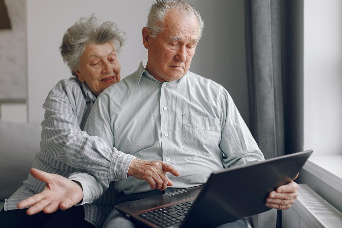 Мужчина и женщина работают с ноутбуком