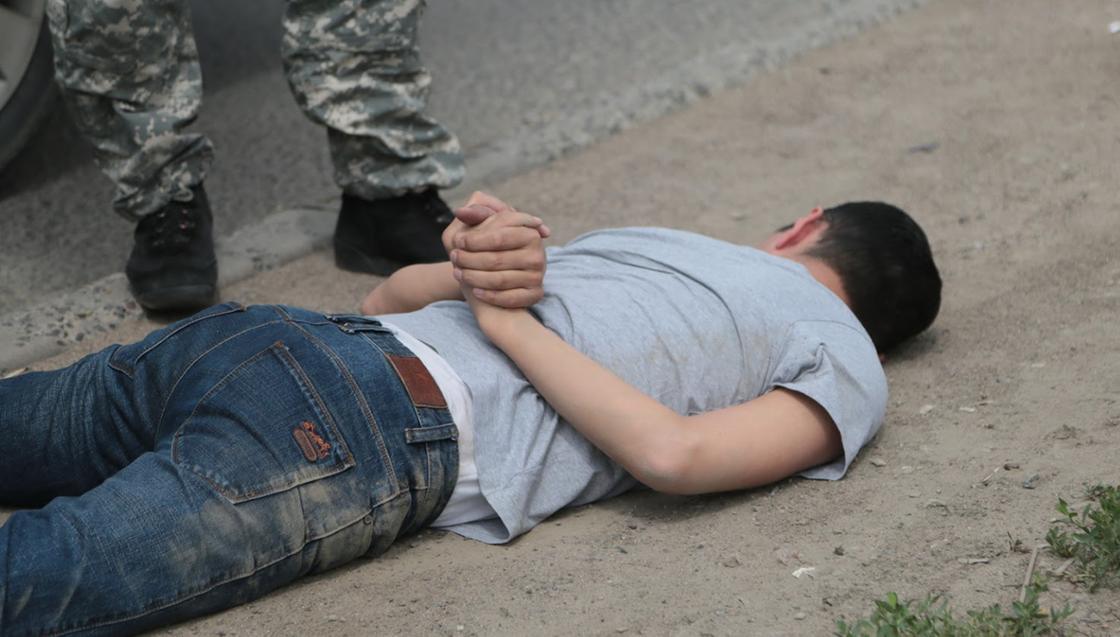 Ограбил магазин и напал на полицейского: пьяного хулигана задержали в Алматинской области