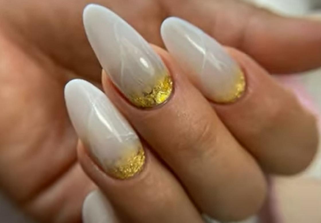 Молочный маникюр на длинных ногтях с акцентной лункой, виложенной золотой фольгой
