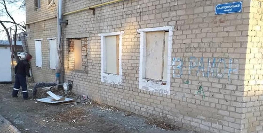 Заброшенный дом вселяет ужас в жителей Атырау: здание замуровали (фото)