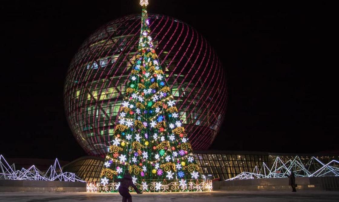 Новогодняя елка в Астане вошла в ТОП-10 самых высоких в СНГ