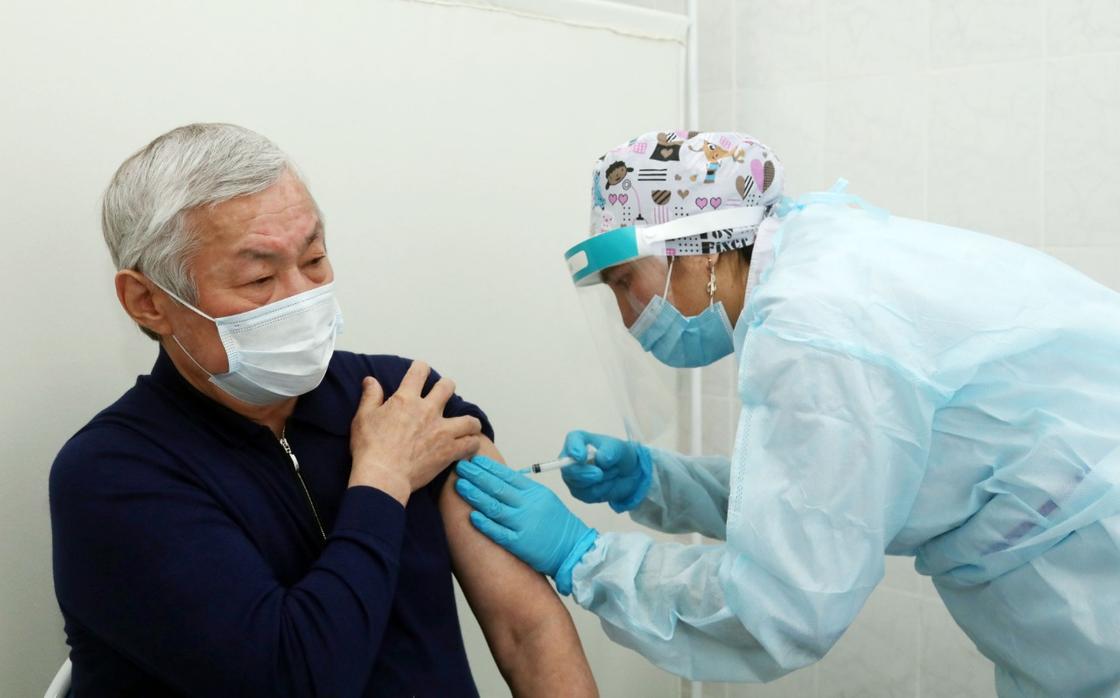 Бердибек Сапарбаев привился казахстанской вакциной