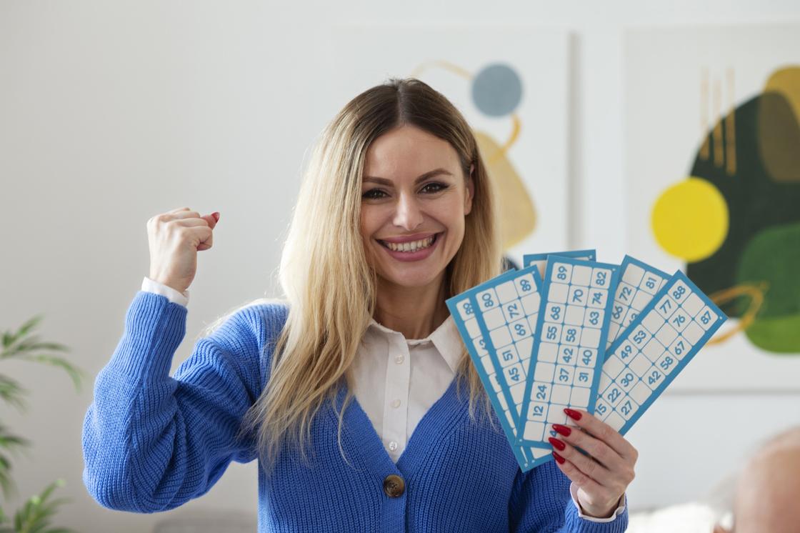Счастливая девушка держит в руках лотерейные билеты