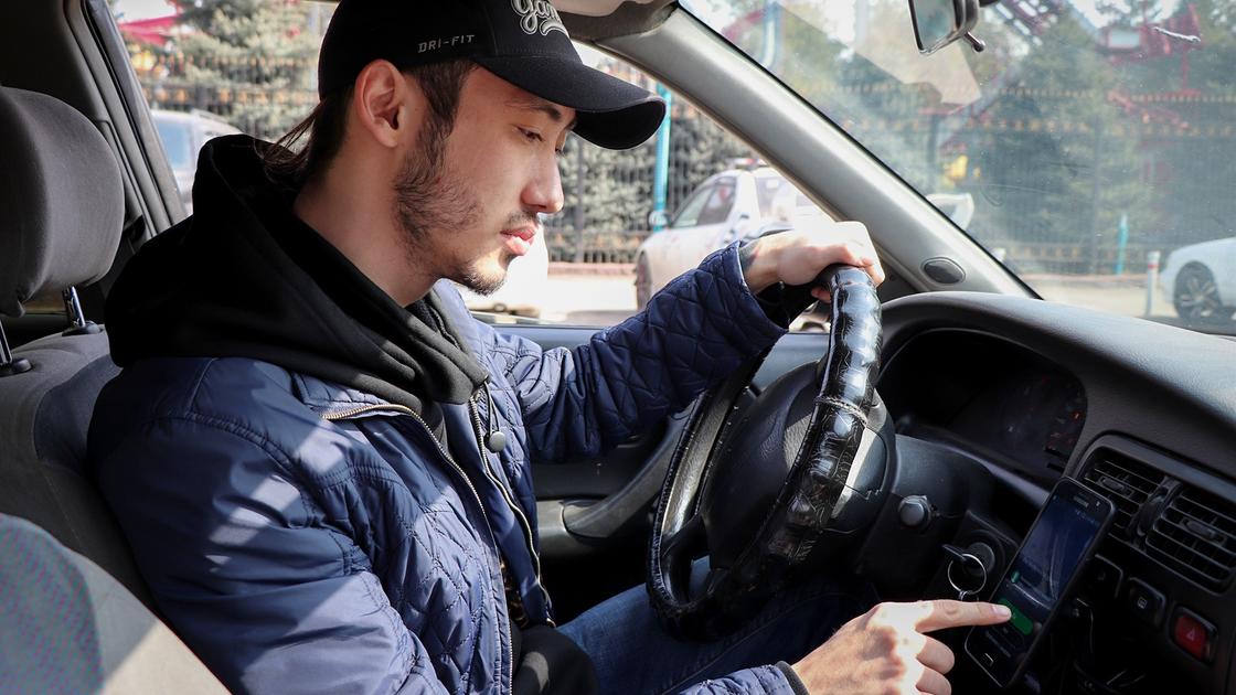 «За полную смену выходит 20 тыс. тенге»: таксист поделился секретами своей профессии
